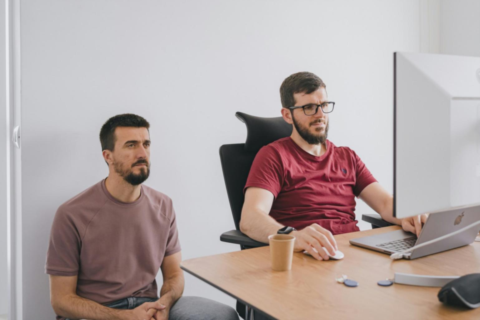 Professionista che applica tecniche di psicologia cognitiva