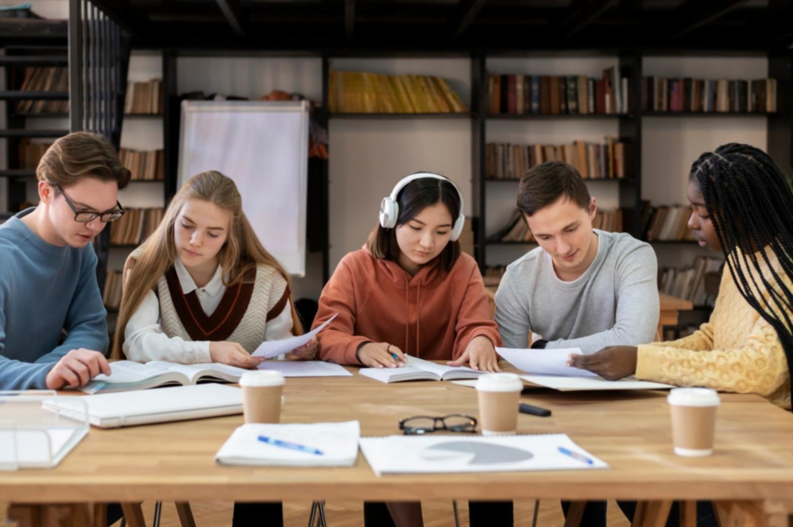 Studenti durante sessione di psicologia cognitiva